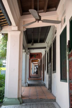 Singapur - 21 Ekim 2021: Emerald Hill Yolu 'ndaki tipik eski dükkanların manzarası