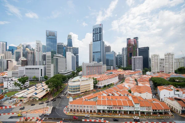 シンガポール 2021年10月31日 シンガポールのチャイナタウンは 街の金融街や高層ビルを背景に 独特のローライズ バロック様式のビクトリア様式のショッピングハウスを備えています — ストック写真