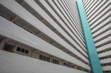 Singapur - 4 Kasım 2021: Singapur 'daki kamu konutlarının dış görünüşünden benzersiz bir model. Singapur 'da kamu konutları da HDB dairesi olarak adlandırıldı.