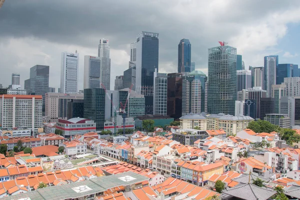 シンガポール 2021年10月31日 シンガポールのチャイナタウンは 街の金融街や高層ビルを背景に 独特のローライズ バロック様式のビクトリア様式のショッピングハウスを備えています — ストック写真