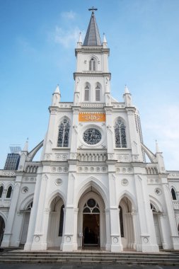Singapur - 24 Ekim 2021: Singapur 'da Gotik tarzı bir şapel olan Chijmes' in dış görüntüsü. Chijmes tarihi bir bina kompleksi ve Singapur ulusal anıtıdır..