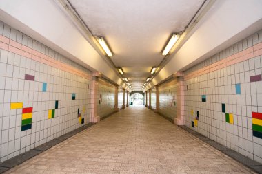 Singapur - 14 Kasım 2021 Fort Canning Park Singapur 'daki yeraltı geçidi.