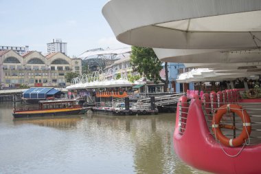 Singapur - 14 Kasım 2021: Singapur 'daki Clarke Quay nehir kenarı manzarası. Clarke Rıhtımı Singapur 'da tarihi bir nehir kenarı rıhtımıdır.