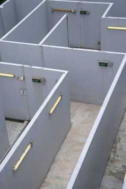 Singapur, 14 Kasım 2021, Marina Meydanı Alışveriş Merkezi 'nin çatısındaki tuğla labirenti manzarası. Marina Meydanı Maze teknik olarak acil yangın çıkışı.