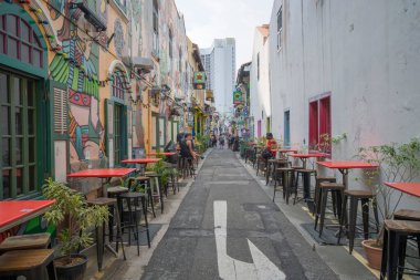 Singapur - 24 Ekim 2021: Kimliği belirsiz insanlar Singapur 'daki Hacı Yolu' nu ziyaret ediyor. Hacı Yolu kafe ve butikleriyle ünlüdür.