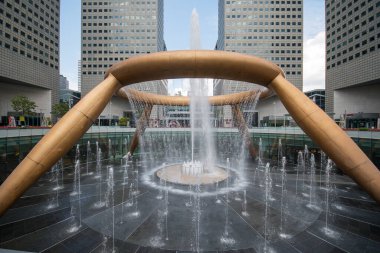 Singapur - 14 Kasım 2021 Singapur 'daki Suntec City' de Zenginlik Çeşmesi. Guinness Rekorlar Kitabı 'nda 1998 yılında dünyanın en büyük çeşmesi olarak listelenmiştir..