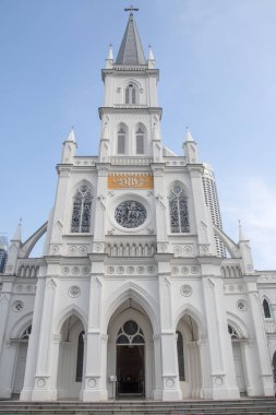 Singapur - 24 Ekim 2021: Singapur 'da Gotik tarzı bir şapel olan Chijmes' in dış görüntüsü. Chijmes tarihi bir bina kompleksi ve Singapur ulusal anıtıdır..