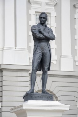 Singapur 26 Aralık 2021: Modern Singapur 'un kurucusu Stamford Raffles' ın bronz heykeli, Thomas Woolner tarafından Victoria Tiyatrosu ve Konser Salonu ve Konser Salonu önünde yapıldı - Singapur