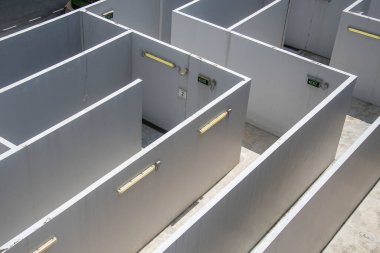 Singapur, 14 Kasım 2021, Marina Meydanı Alışveriş Merkezi 'nin çatısındaki tuğla labirenti manzarası. Marina Meydanı Maze teknik olarak acil yangın çıkışı.