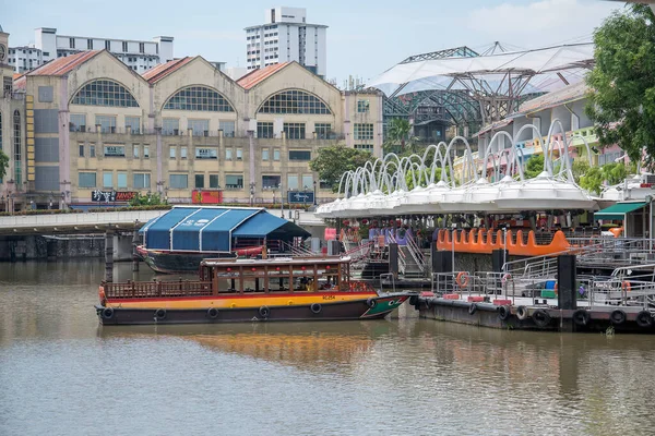 Singapur - 14 Kasım 2021: Singapur 'daki Clarke Quay nehir kenarı manzarası. Clarke Rıhtımı Singapur 'da tarihi bir nehir kenarı rıhtımıdır.