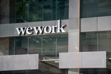 Singapur 26 Aralık 2021: İsim işareti Singapur 'da Silah İşleri' nin dışında. WeWork, teknoloji girişimleri ve diğer şirketler için popüler ortak çalışma alanı..