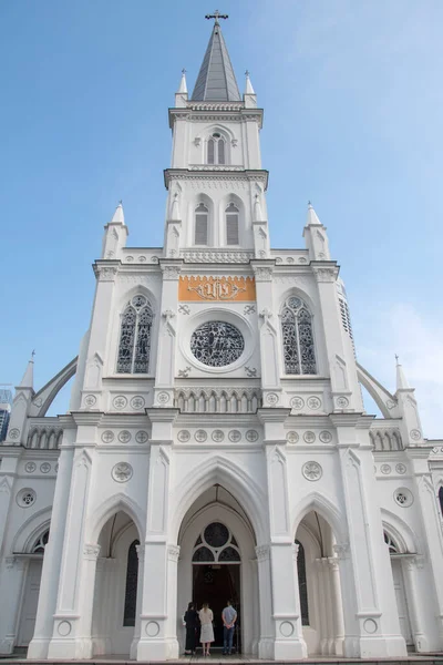 Singapur - 24 Ekim 2021: Singapur 'da Gotik tarzı bir şapel olan Chijmes' in dış görüntüsü. Chijmes tarihi bir bina kompleksi ve Singapur ulusal anıtıdır..