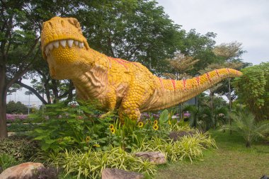 Singapur 30 Aralık 2021: Havaalanı yakınlarındaki Changi Jurassic Mile 'da gerçek boyutlu dinozorlar, Terminal 4. 20 'den fazla tarih öncesi yaratık bisikletin 1 kilometresine kadar uzanıyor..