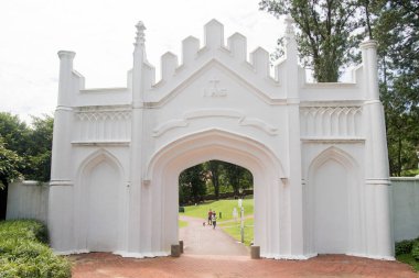 Singapur - 14 Kasım 2021: Fort Canning parkındaki antik Gotik kapı