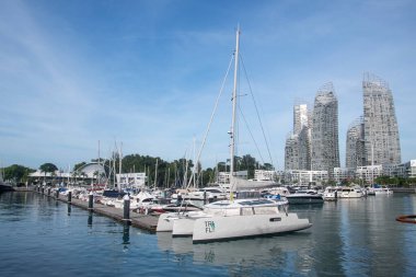 Singapur 29 Aralık 2021: Keppel Körfezi Marina Yansımaları Singapur 'daki Keppel Körfezi lüks liman yerleşkesi