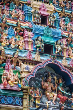 Singapur Ocak 02 2022: Çin Mahallesi 'ndeki Sri Mariamman Tapınağı' nın süslü detayları, Singapur 'daki en eski Hindu tapınağı.