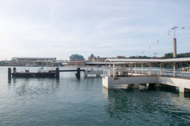 Singapur 29 Aralık 2021: Vivocity, Singapur 'dan Harbourfront ve Sentosa Adası' nın güzel manzarası.