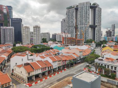 Singapur Ocak 03 2022: Mavi gökyüzüne karşı Çin Mahallesi 'nin kırmızı çatıları ve Merkez İş Bölgesi manzarası