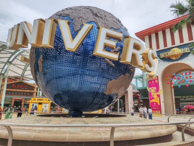 Singapur Jan 08 2022: Singapur 'daki Universal Stüdyoları Singapur' un dönüşümlü küresel görüntüsü. Universal Studios Singapur, Sentosa Adası 'ndaki Resorts World Sentosa' da yer alan bir tema parkı.