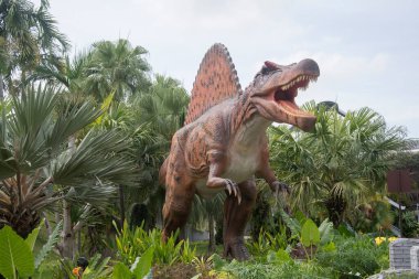 Singapur 30 Aralık 2021: Havaalanı yakınlarındaki Changi Jurassic Mile 'da gerçek boyutlu dinozorlar, Terminal 4. 20 'den fazla tarih öncesi yaratık bisikletin 1 kilometresine kadar uzanıyor..