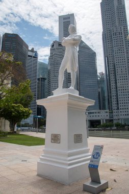 Singapur - 14 Kasım 2021: arkasında finans bölgesinin yüksek binaları olan Sir Stamford Raffles 'ın heykeli. Singapur 'un kurucusuydu..