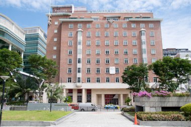 Singapur - 14 Kasım 2021: Singapur 'daki Orchard Yolu' ndaki tarihi MacDonald Evi 'nin görüntüsü. Güneydoğu Asya 'da tam klimalı ilk binaydı..