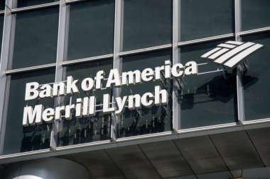 Singapur - 13 Mar 2022: Bank of America Merill Lynch logosu Singapur 'daki yerel ofislerinde. Grubun yatırım bankacılığı şubesi.