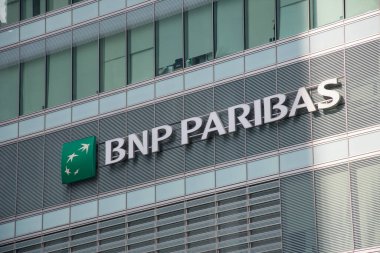 Singapur - Mar 13, 2022: Bnp paribas logo markası ve Fransa Paris çok uluslu banka ajansının ön cephesi