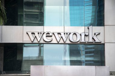 Singapur. 13 Mar 2022, Singapur 'da Silah İşlem' in dışında. WeWork, teknoloji girişimleri ve diğer şirketler için popüler ortak çalışma alanı..