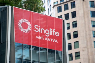 Singapur - 13 Mar 2022 Singapur 'da bir binada Aviva ile Singlife imzası. Aviva ile Singlife önde gelen bir yerli finans hizmetleri şirketi.