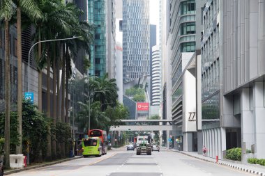 Singapur - 13 Mar 2022, Singapur 'un Raffles Quay bölgesinde ofis, gökdelen ve gökdelen cepheleri. Stratejik olarak Raffles Place ve Marina Körfezi arasında yer almaktadır.