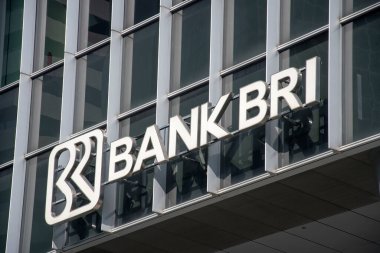Singapur - Mar 13, 2022: PT Bank Rakyat Endonezya (Persero) Tbk (Endonezya Halk Bankası, yaygın olarak BRI veya Bank BRI olarak bilinir) Endonezya 'nın en büyük bankalarından biridir.