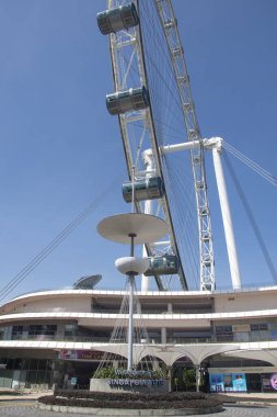 Singapur... 13 Mar 2022 Singapur 'da dönme dolap. Singapur Flyer en büyük dev gözlem tekeridir ve 28 kapsülden oluşur..