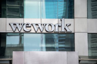 Singapur. 13 Mar 2022, Singapur 'da Silah İşlem' in dışında. WeWork, teknoloji girişimleri ve diğer şirketler için popüler ortak çalışma alanı..