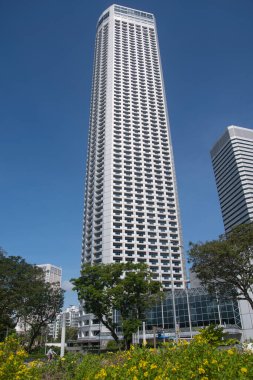 Singapur - 19 Mar 2022: Raffles City Singapur, Business District 'in göbeğindeki perakende, ticari, otel ve kongre merkezi alanlarından oluşan birincil entegre bir kompleks..