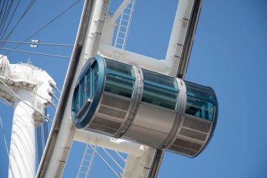 Singapur... 19 Mar 2022 Singapur Flyer ve kapsüllerinin bir bölümü. Singapur Flyer Asya 'nın en büyük gözlem teknesidir.