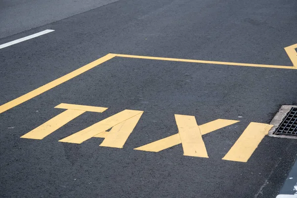 通りには黄色のタクシーが描かれた タクシーを利用されるお客様のために指定されます — ストック写真