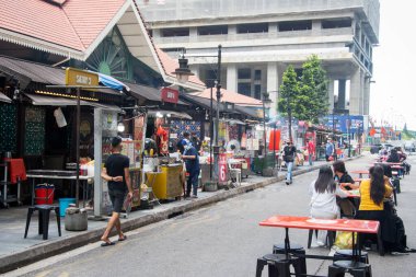 Singapur - 13 Mar 2022: Singapur 'daki Lau Pa Sat Satay Caddesi manzarası. Burası bir açık hava yemek alanı ve Singapur 'da sadece satay sokağı var.