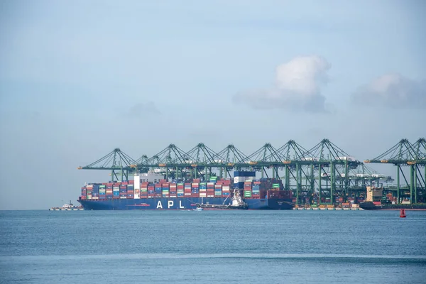 Singapur Dezember 2021 Frachtschiff Legt Hafen Ladung Den Hafen Laden — Stockfoto
