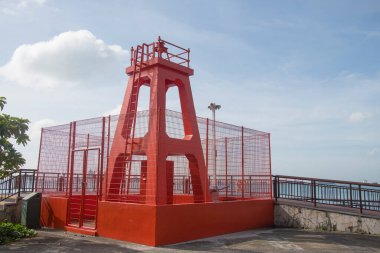 Singapur 29 Aralık 2021: Labrador Doğa Koruma Alanındaki Berlayer Point Deniz Feneri. 1930 'da inşa edilen bu deniz feneri, kanala yaklaşan gemiler için iskele tarafı navigasyon rehberi görevi görüyor..