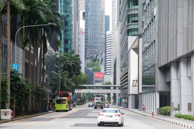Singapur - 13 Mar 2022, Singapur 'un Raffles Quay bölgesinde ofis, gökdelen ve gökdelen cepheleri. Stratejik olarak Raffles Place ve Marina Körfezi arasında yer almaktadır.
