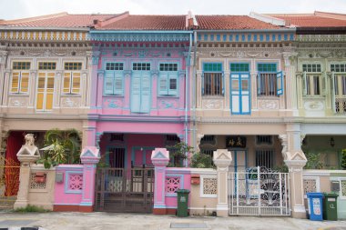 Singapur - 26 Mar 2020: Singapur 'da Joo Chiat Yolu' ndaki renkli Peranakan miras evi.