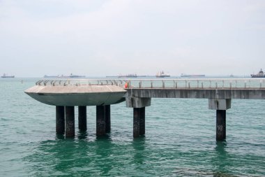 Singapur - 26 Mar 2020 Marina Barrage Singapur yakınlarındaki denizde gözlem iskelesi