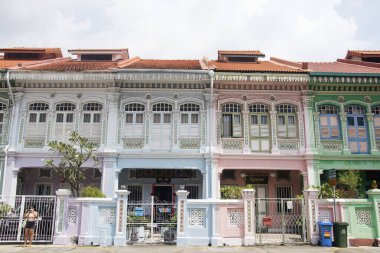 Singapur - 26 Mar 2020: Singapur 'da Joo Chiat Yolu' ndaki renkli Peranakan miras evi.