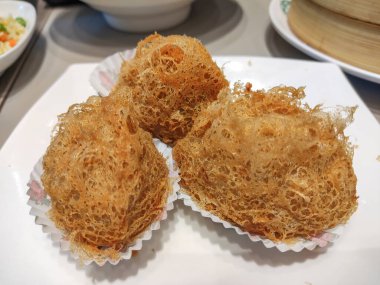 Bol yağda kızartılmış arı kovanı kıymalı tatlı patates gibi. Çin Dim Sum