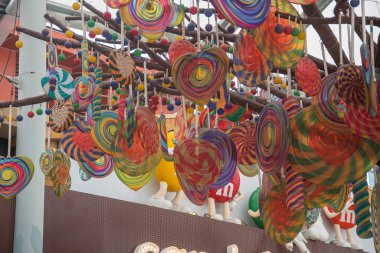 Singapur Jan 08 2022: Sentosa Adası 'ndaki şekerleme dükkanının büyük renkli şeker lolipop ağacını süsleyin.