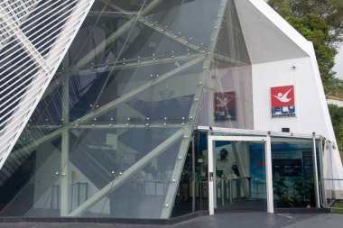 Singapur - 2 Nisan 2022: Sentosa Adası, Singapur 'da IFly Indoor Skydiving. Dikey bir rüzgar tünelinde hayali bir hava dalışı deneyimi sunan bir macera mekanı..