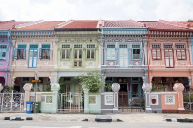 Singapur - 26 Mar 2020: Singapur 'da Joo Chiat Yolu' ndaki renkli Peranakan miras evi.