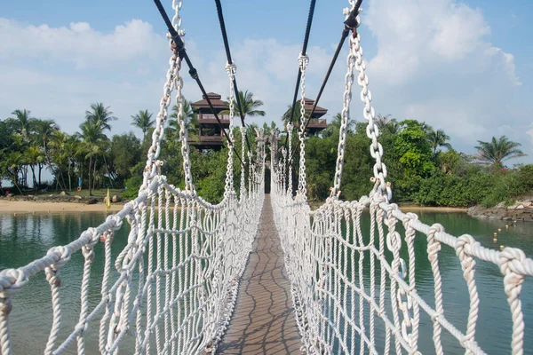 シンガポール 2022年4月2日 シンガポールのセントーサにあるパラワンビーチ吊橋 パラワン ビーチ Palawan Beach シンガポールのセントーサ島南海岸の中心部に位置するビーチ — ストック写真