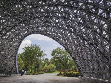 Singapur - 26 Mar 2022: Singapur Körfezi kıyısındaki Garden 'daki Bayfront Plaza manzarası. Bayfront Plaza, Bayfront MRT istasyonundan Gardens 'a ana giriş noktası.